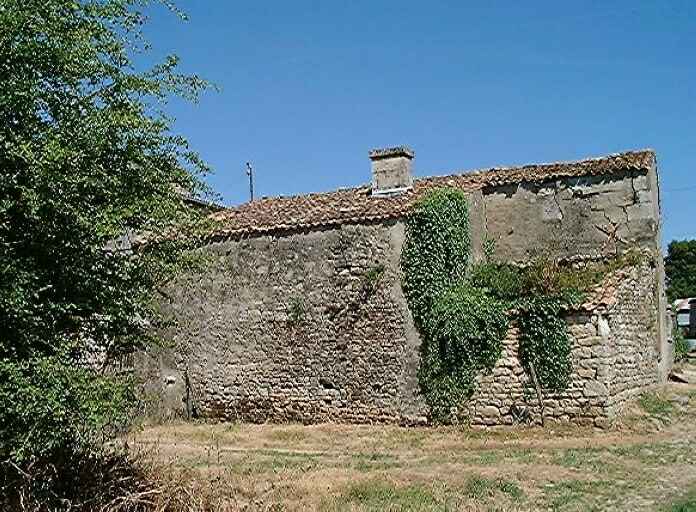Communs au sud-ouest, fournil et buanderie (?), élévation postérieure, vue prise de l'ouest.