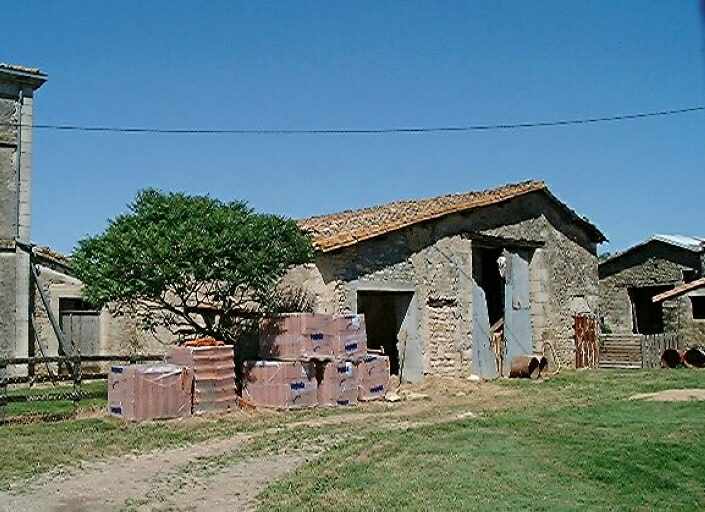 Dépendances, grange-étable, vue prise de l'ouest.