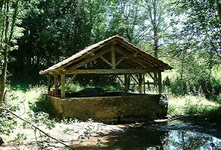 Vue de situation du lavoir du Chêne prise de l'ouest.