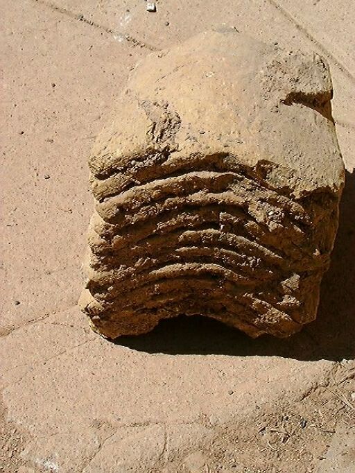 Tas de tuiles mal cuites trouvé dans un champ près du village du Chêne où il aurait eu des cuissons en plein air sur un terrain empierré.