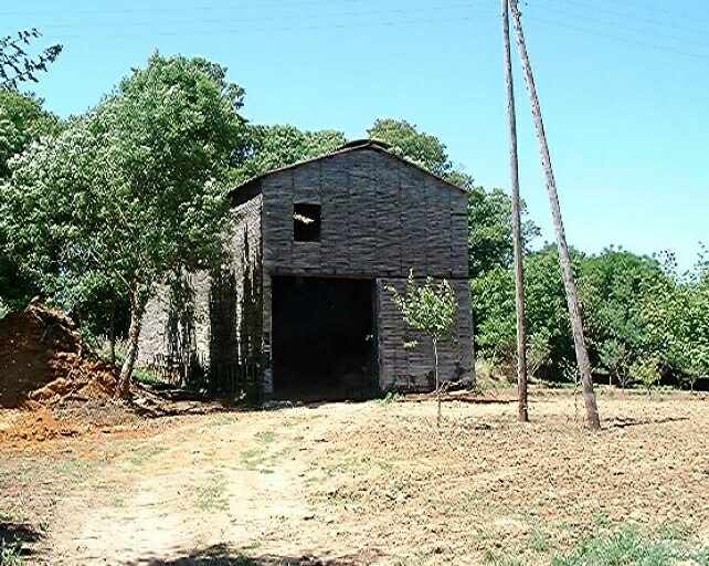 Hangar en lattis de châtaigner au village d'Argentière, vue prise de l'est.