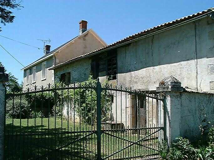 Logis et dépendances, vue prise du nord-est.