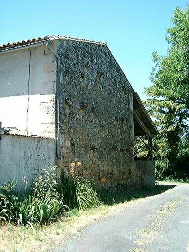 Dépendances accolées au logis, élévation latérale nord-est sur le chemin.