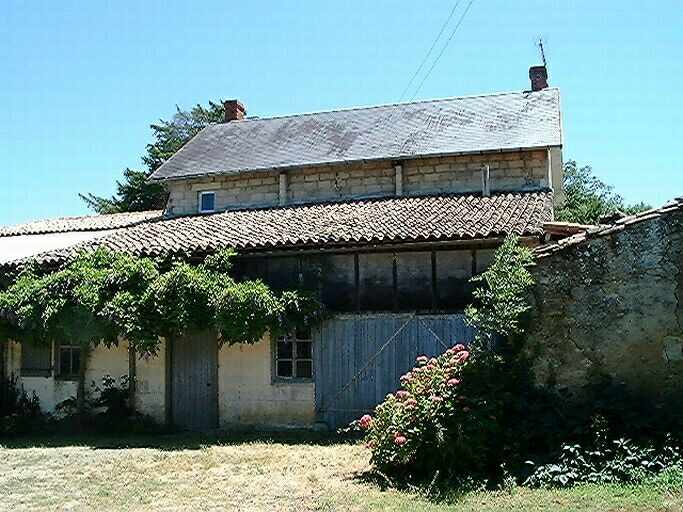 Logis et dépendances adossées, vue prise du nord-ouest.