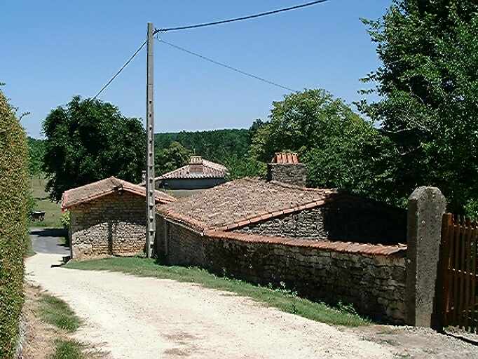 Vue prise depuis le haut d'un chemin rural en face de la parcelle AZ 27 au village d'Argentière.