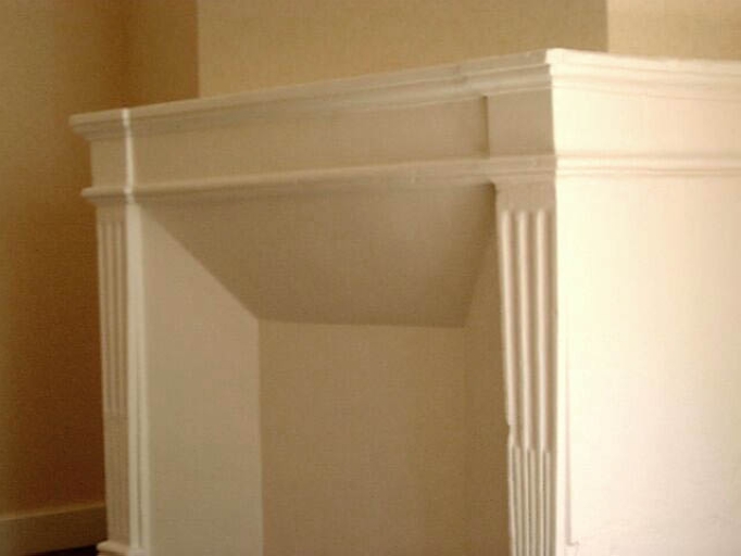 Etage, pièce de gauche, cheminée.
