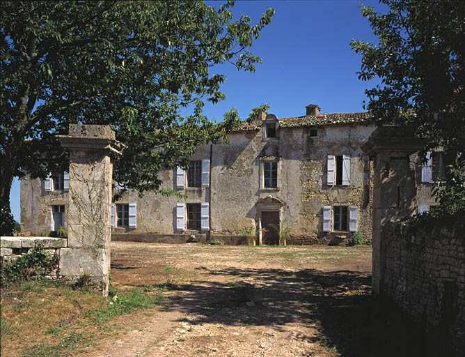 Logis, élévation antérieure, vue prise du nord-ouest, à l'entrée de la cour du logis