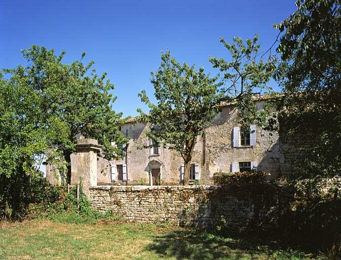 Logis, élévation antérieure, partie centrale, vue prise du nord-ouest, par-dessus le mur de clôture de la cour du logis