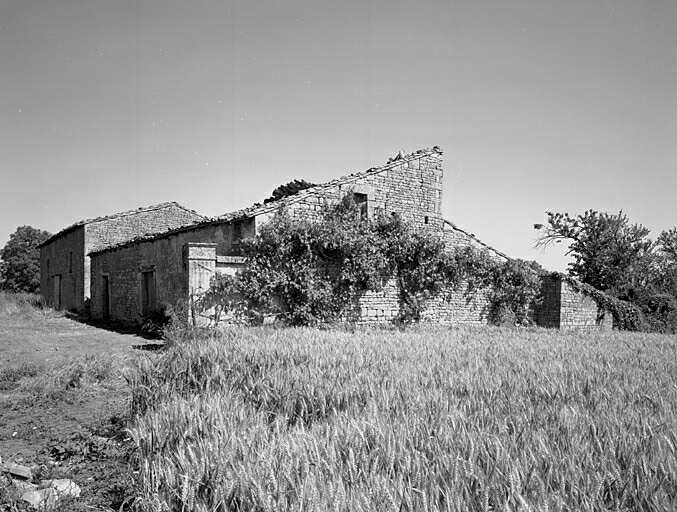 Dépendances agricoles au nord-est du logis, élévations latérales et pilier maçonné d'un portail, vue prise du sud-est