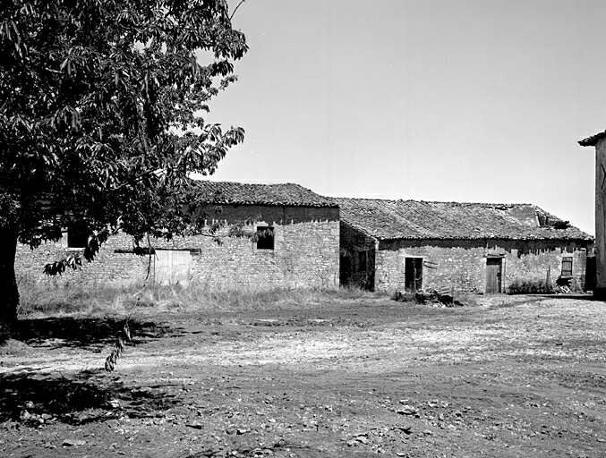 Dépendances agricoles au nord-est du logis, élévations antérieures, vue prise de l'ouest