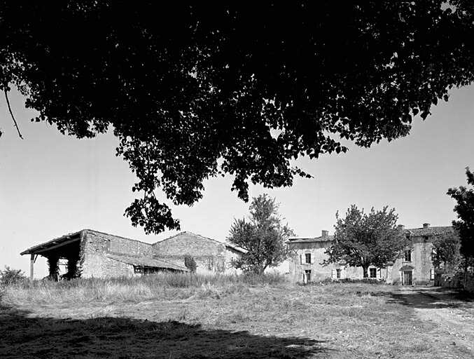 Dépendances agricoles et hangar, au nord-est du logis, vue d'ensemble prise du nord-ouest