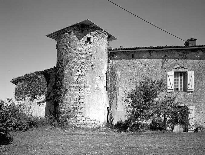 Logis, élévation postérieure, tour sud, vue prise du sud