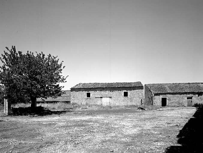 Dépendances agricoles au nord-est du logis, vue d'ensemble prise de l'ouest
