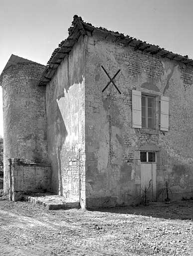 Logis, élévations antérieure et latérale gauche, et tour est, vue prise du nord