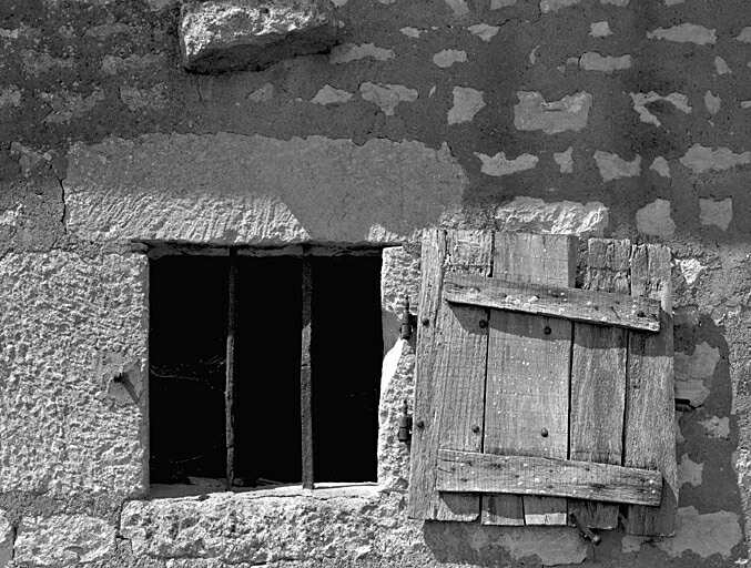 Dépendances agricoles au nord-est du logis, bâtiment au sud du hangar, élévation postérieure, détail d'une baie