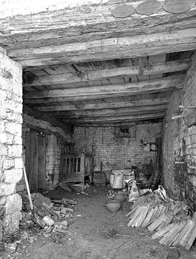 Dépendance agricole en retour d'équerre à droite du logis, partie gauche, vue vers l'intérieur