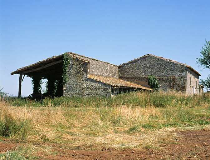 Dépendances agricoles au nord-est du logis, vue prise du nord-ouest