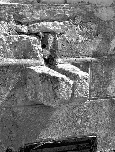 Logis, élévation antérieure, détail de la pierre d'évier au-dessous de la fenêtre à gauche de la porte d'entrée