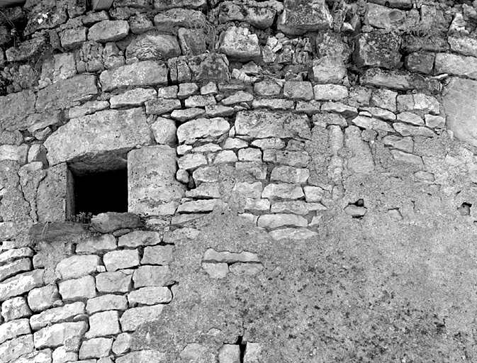 Logis, tour sud, détail d'une troisième canonnière à droite d'une des baies du pigeonnier