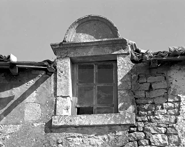 Logis, élévation antérieure, détail de la baie de droite du comble à surcroît