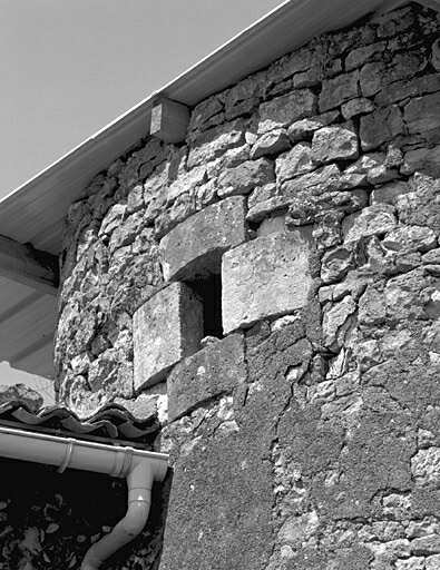 Logis, tour est, détail d'une baie