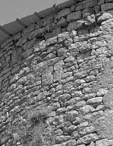 Logis, tour sud, canonnière entre les deux baies d'accès au pigeonnier