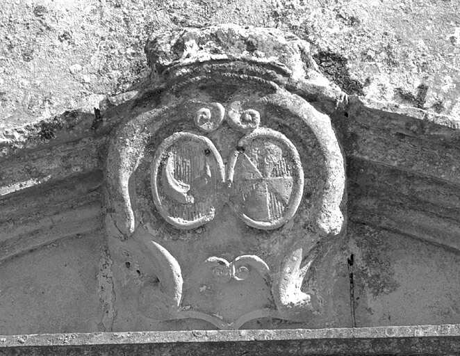 Logis, élévation antérieure, porte d'entrée, détail des armoiries accolées des familles Gourjault et Suirot
