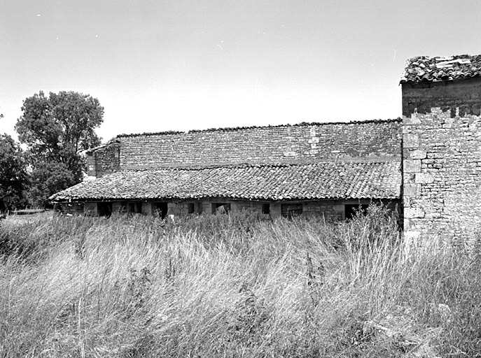 Dépendances agricoles au nord-est du logis, bâtiment nord-ouest, poulailler et porcherie adossés au hangar, élévation sur cour prise du sud-ouest