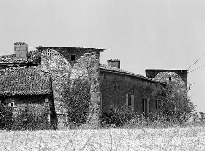 Logis et dépendances en retour d'équerre à droite, élévations postérieures, vue prise de l'ouest