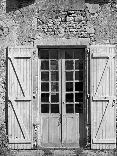 Logis, élévation postérieure, détail d'une porte-fenêtre, deuxième travée à partir de la tour est