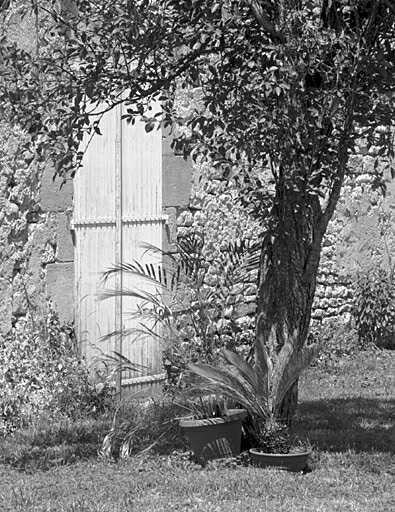 Logis, élévation postérieure, détail de la deuxième porte-fenêtre de gauche, vue prise du sud-ouest