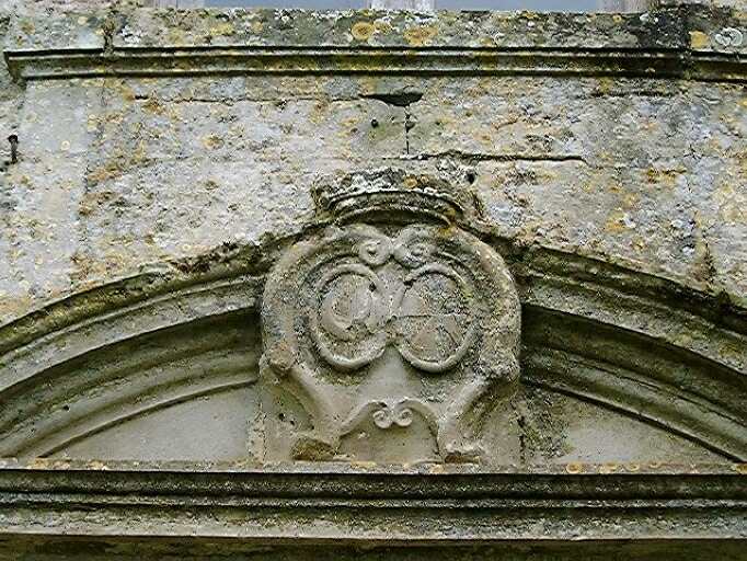 Logis, élévation antérieure, porte d'entrée, détail du fronton armorié