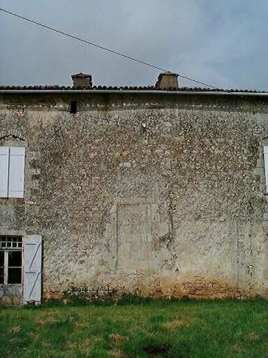 Logis, élévation postérieure, détail de la reprise et de la porte murée qui aurait donné accès à un perron de la cour postérieure