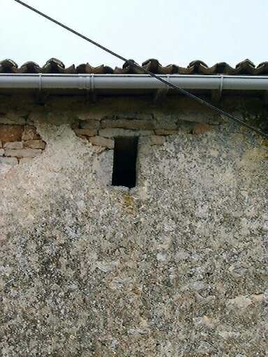 Logis, élévation postérieure, comble à surcroît, détail d'une baie située à gauche du mur de refend