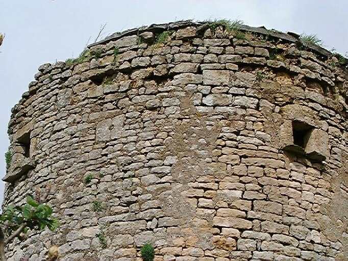 Logis, tour sud, détail d'une canonnière située entre les baies d'accès au pigeonnier