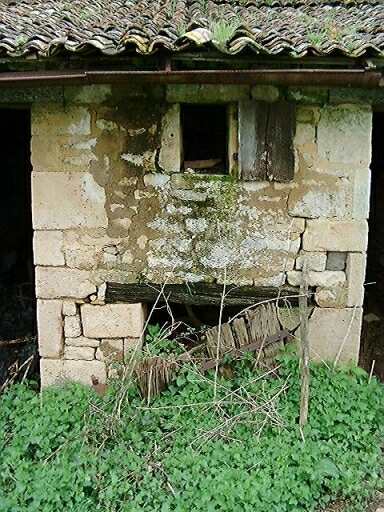 Dépendances agricoles au nord-est du logis, porcherie, élévation antérieure (une ouverture au-dessous de la baie permet de remplir l'auge)