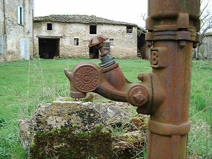 Pompe à eau en fonte portant la marque A. Bodin, Blère, 37, dans la cour du logis, détail de la marque