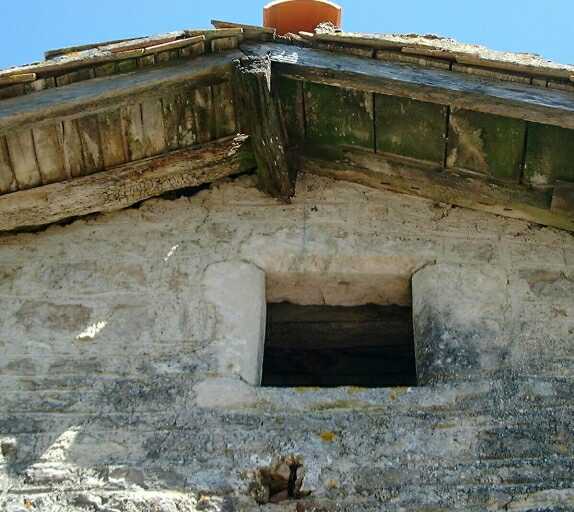 Grange, élévation antérieure, détail de la baie chanfreinée du pignon.