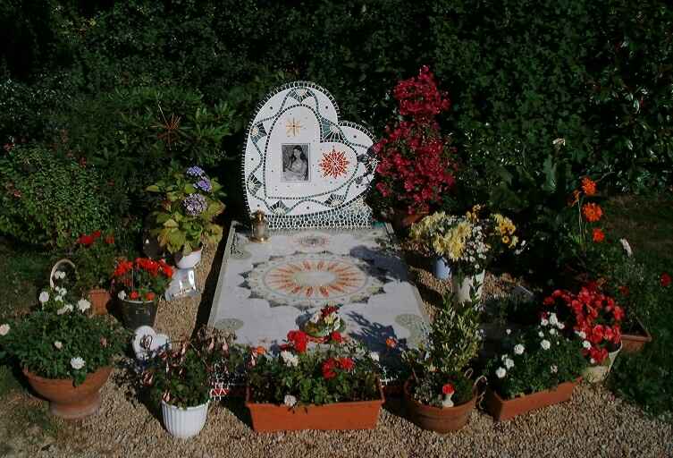 Monument funéraire d'une jeune femme décédée vers 2000.