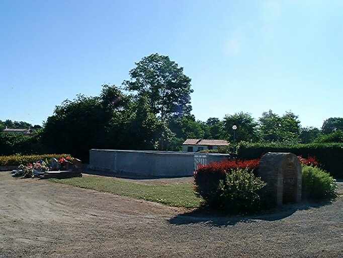 Vue d'ensemble de l'enclos d'un cimetière privé inclus dans l'agrandissement de 1995, prise du sud-ouest.
