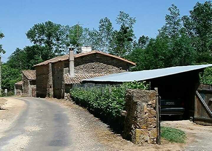 Vue prise du sud-ouest sur le chemin juste avant d'arriver près du lavoir du Pissot à Argentière.