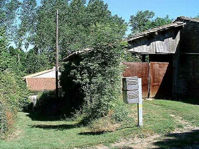 Vue de l'accès au logis (à droite) et au lavoir (à gauche) du Pissot et du hangar à droite du petit chemin.