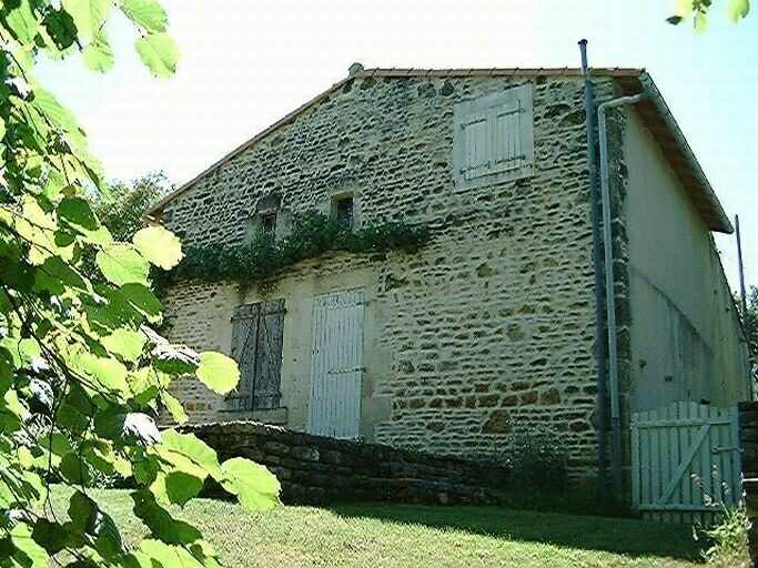 Logis, élévations antérieure et latérale droite, vue prise de l'est.