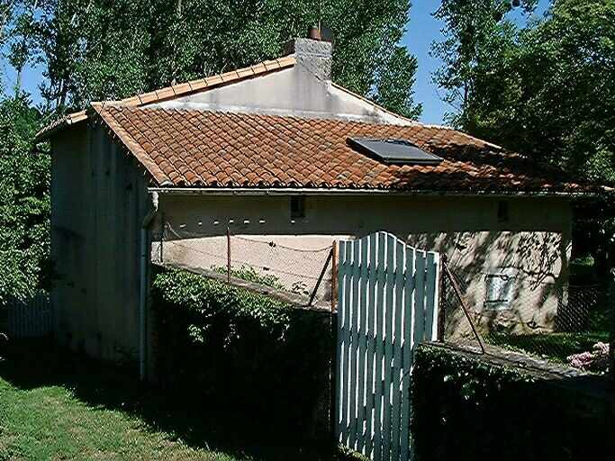 Logis, élévation postérieure, vue prise du nord-ouest.