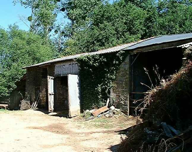 Dépendances dans le prolongement est, vue prise du nord-ouest.