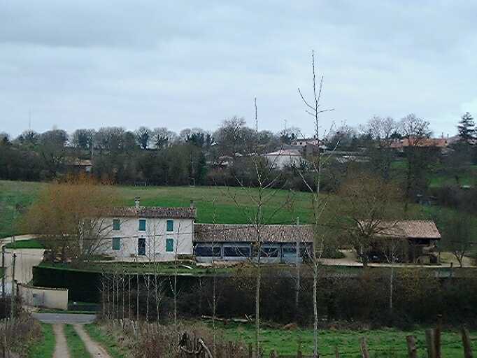 Vue prise de l'est, depuis le chemin d'accès à la ferme de la Baudouelle.