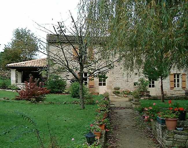 Logis, élévation antérieure, partie gauche et hangar accolé, vue prise de l'est.