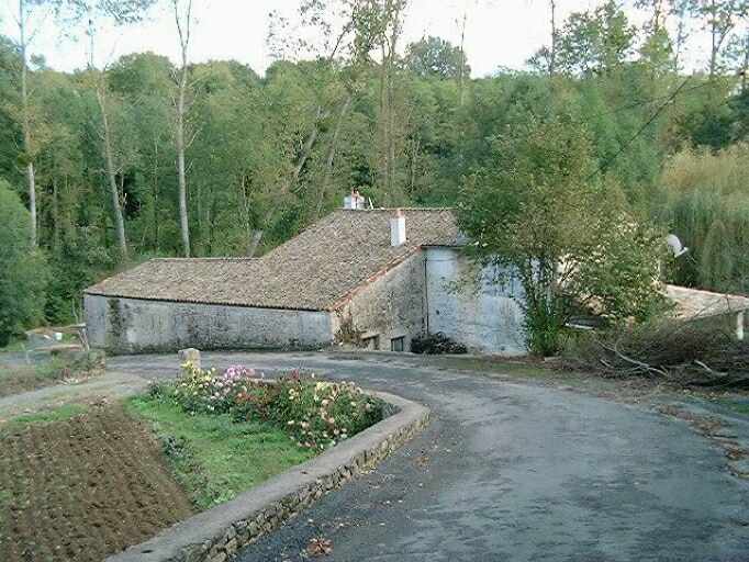 Logis, élévation postérieure, vue d'ensemble prise de l'ouest.