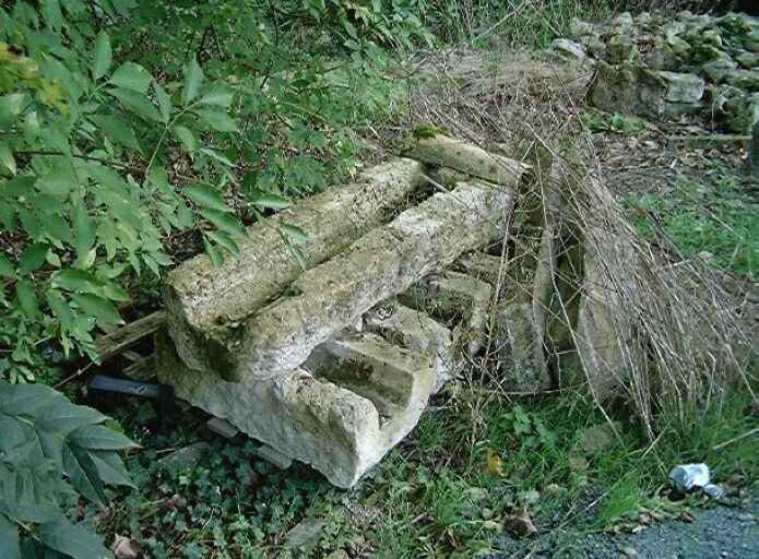 Tronçons de pierres creusées, posées à proximité de l'ancien moulin, peut-être vestiges d'une rigole aménagée.