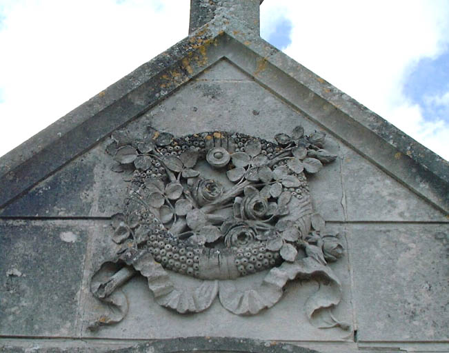 Détail du fronton sculpté.
